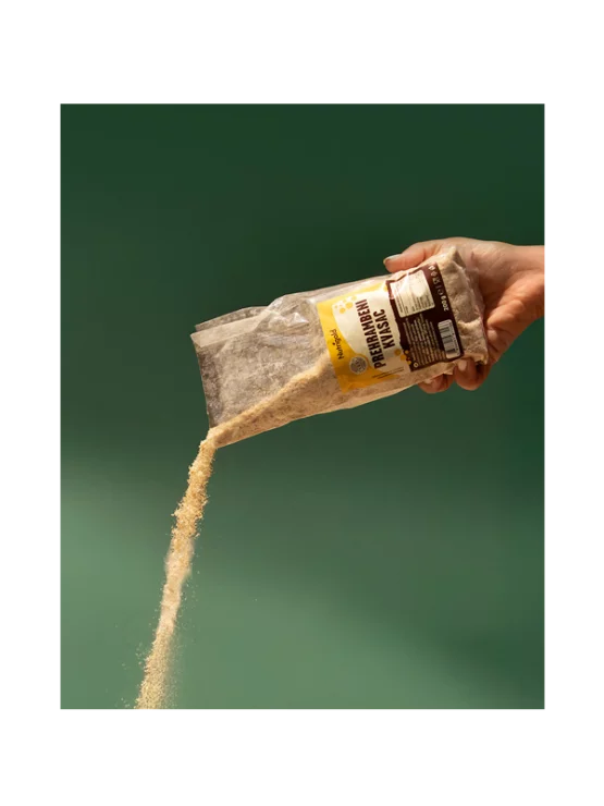 Nutrigold nutritional yeast in a transparent packaging of 200g