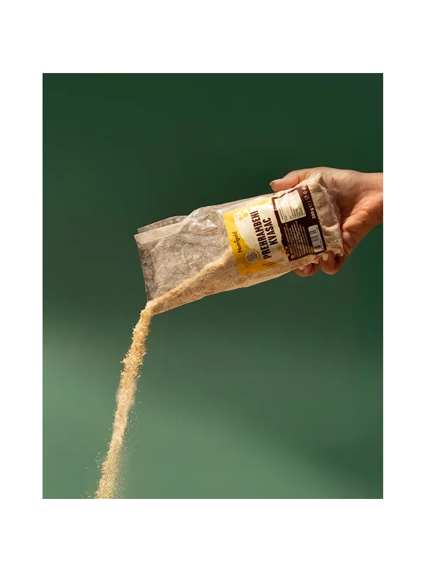 Nutrigold nutritional yeast in a transparent packaging of 200g