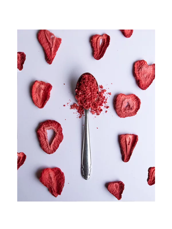 Nutrigold freeze-dried strawberries in a transparent packaging of 50g