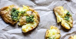 Rustic ''smashed'' potatoes with spinach pesto