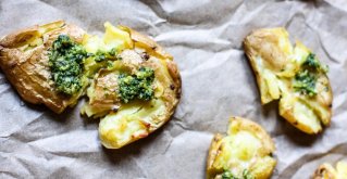 Rustic ''smashed'' potatoes with spinach pesto