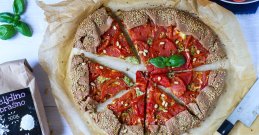 Pizza or a pie? With tomato and basil galette you don't have to choose anymore!