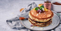 Fluffy yoghurt pancakes? Try to resist them!