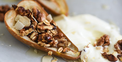 Baked pears with walnuts