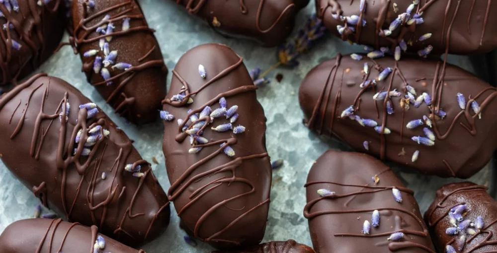 Stuffed dates - a vegan dose of sugar