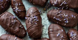 Stuffed dates - a vegan dose of sugar