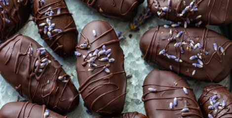 Stuffed dates - a vegan dose of sugar